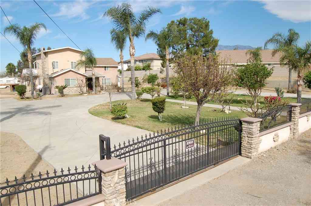 Homes For Sale - 9408 Poplar Avenue<br/> Fontana, CA 92335