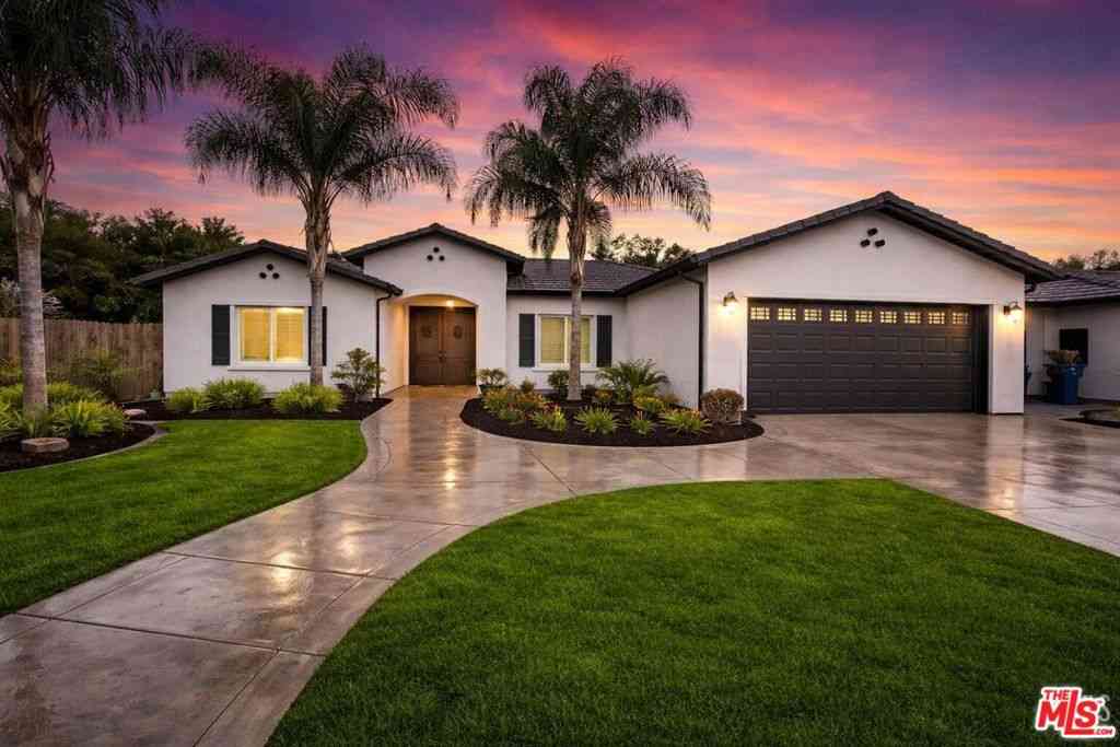Homes For Sale - 6613 Woodall Court<br/> Bakersfield, CA 93306