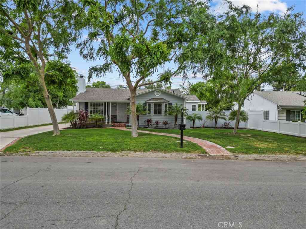 Homes For Sale - 22907 Leonora<br/> Woodland Hills, CA 91367