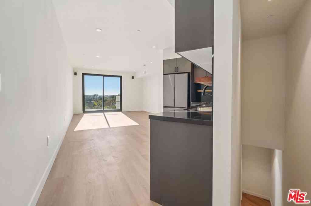 Condo For Rent - 1110 S Spaulding Avenue #PH6<br/> Los Angeles, CA 90019