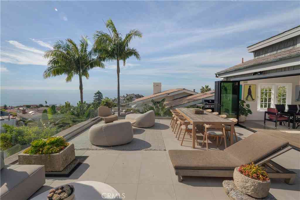 Homes For Sale - 998 Emerald Bay<br/> Laguna Beach, CA 92651