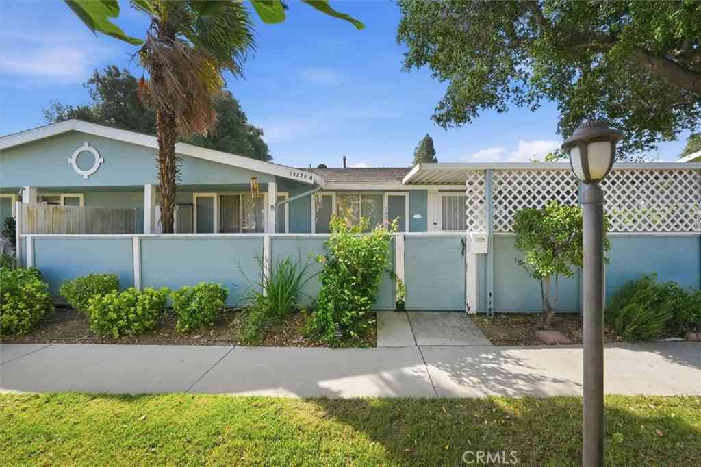 Condo For Sale - 19220 Avenue Of The Oaks #A<br/> Newhall, CA 91321