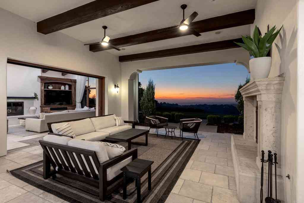 Homes For Sale - 8136 Entrada De Luz E<br/> San Diego, CA 92127