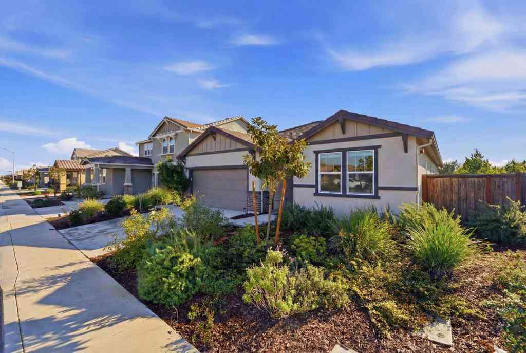Homes For Sale - 608 Somerset Way<br/> Patterson, CA 95363