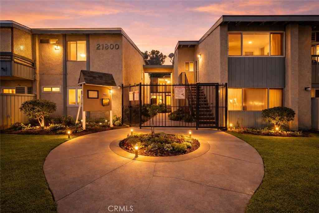 Condo For Sale - 21800 Schoenborn Street #215<br/> Canoga Park, CA 91304