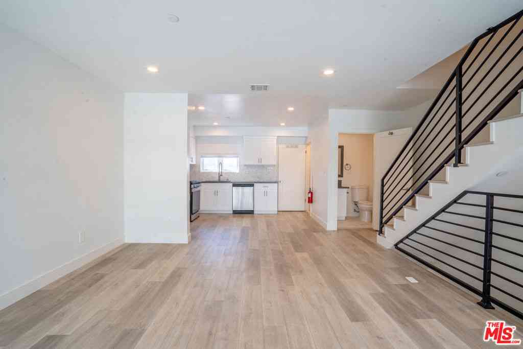 Condo For Rent - 608 N Gramercy Place<br/> Los Angeles, CA 90004