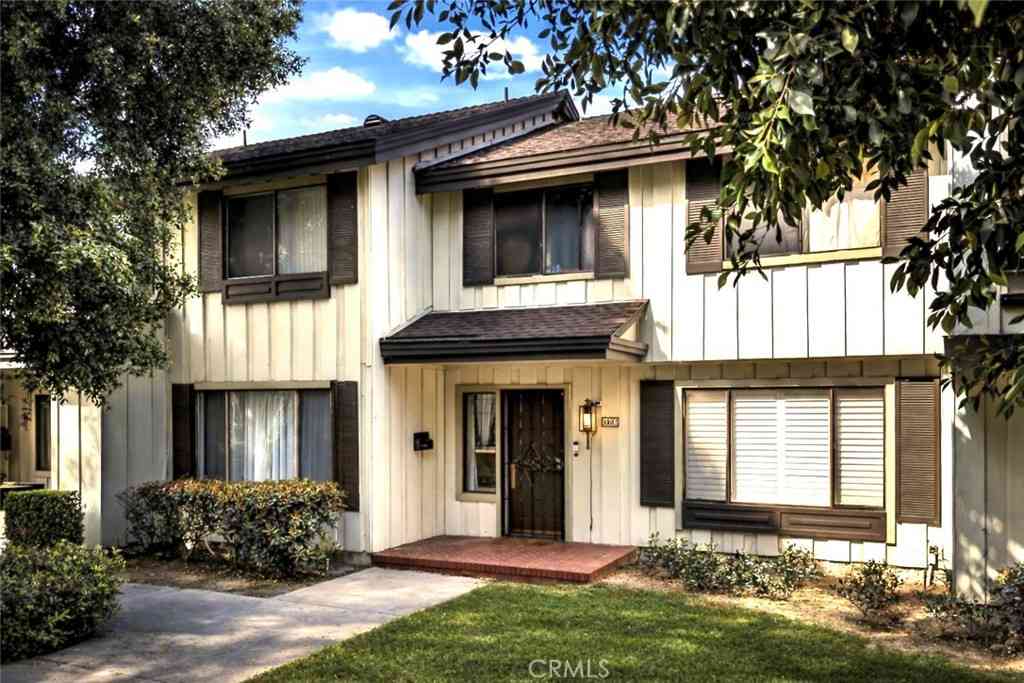 Townhouse For Sale - 9903 Karmont<br/> South Gate, CA 90280