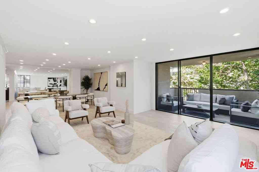Condo For Sale - 150 N Almont Drive #301<br/> Beverly Hills, CA 90211