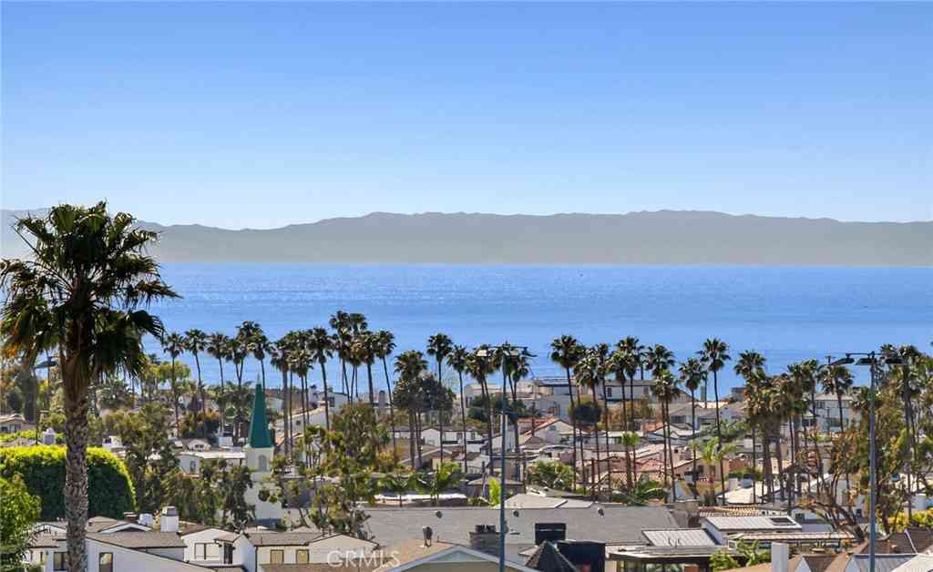 Homes For Sale - 3001 Harbor View<br/> Corona Del Mar, CA 92625