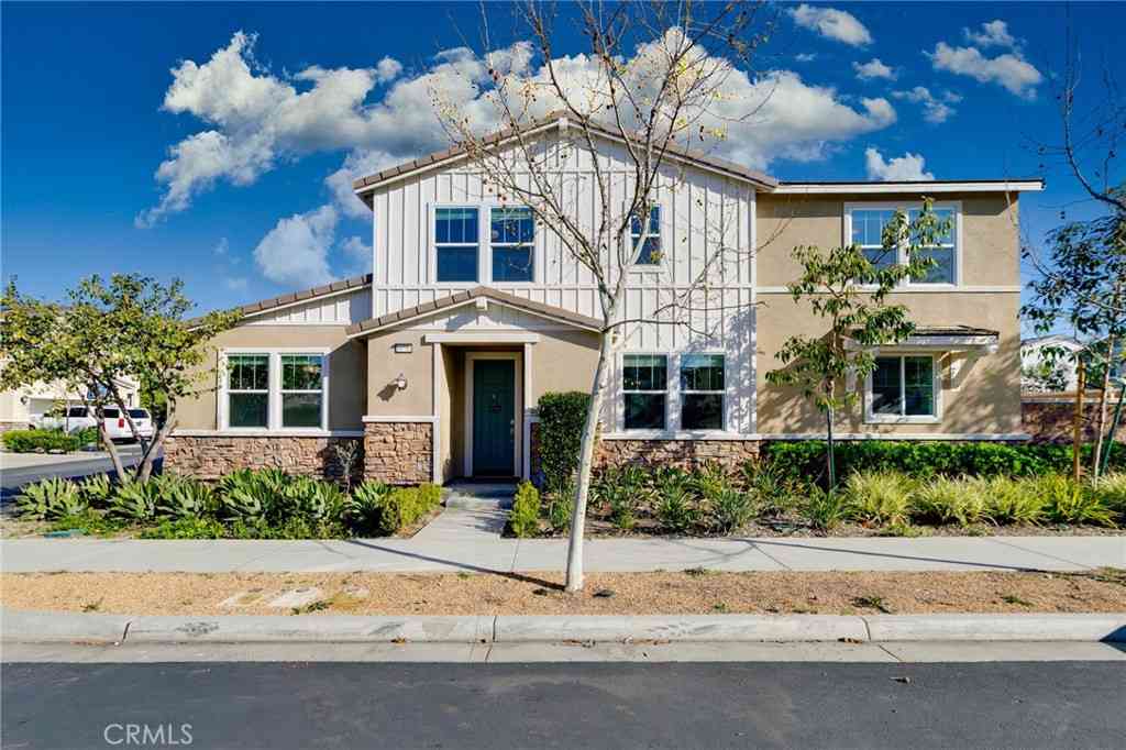 Homes For Sale - 16746 Stags Leap Lane<br/> Fontana, CA 92336