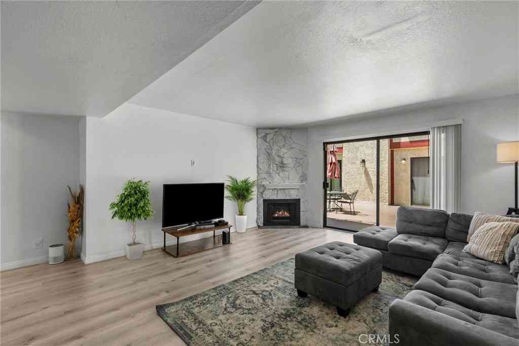 Townhouse For Sale - 11274 Morrison Street #2<br/> North Hollywood, CA 91601