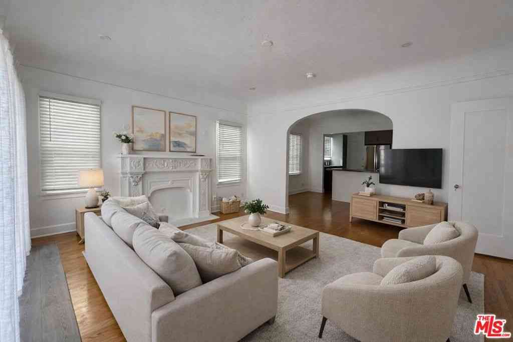 Apartment For Rent - 856 S Gramercy Place<br/> Los Angeles, CA 90005