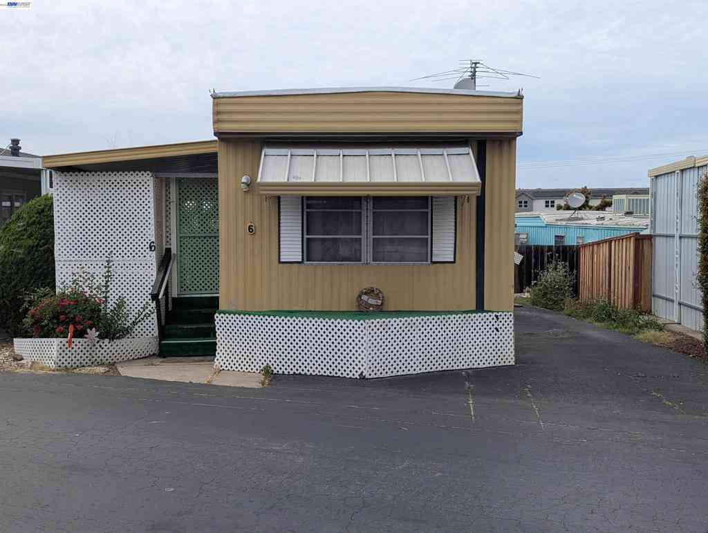 Mobile Home For Sale - 3913 Castro Valley Blvd.<br/> Alameda County, Castro Valley, CA 94546