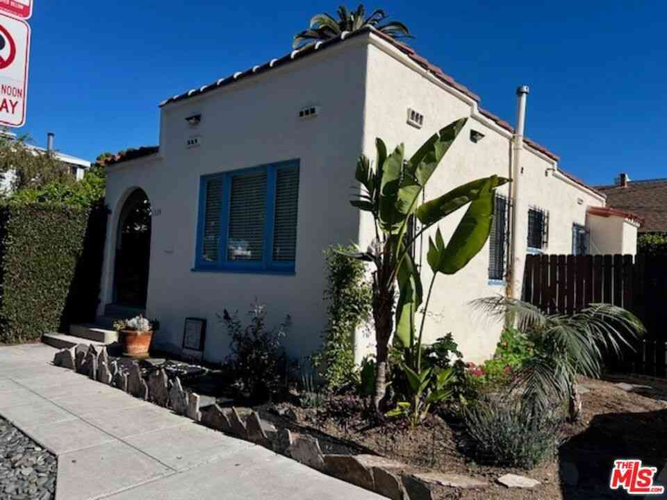 Homes For Sale - 1335 Chelsea Avenue<br/> Santa Monica, CA 90404