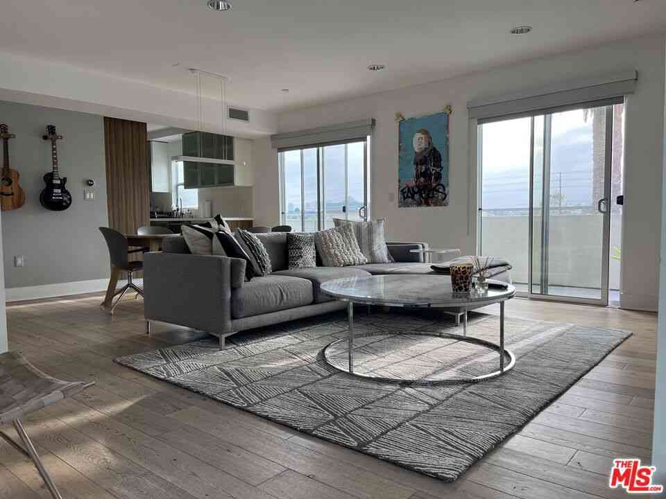 Condo For Rent - 932 N Alfred Street #PH1<br/> Los Angeles, CA 90069