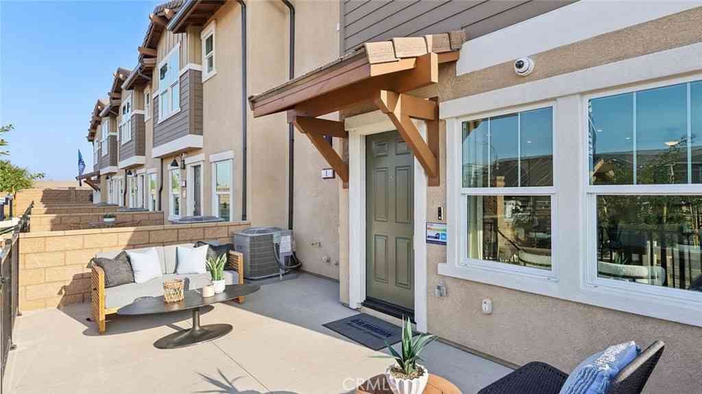 Townhouse For Sale - 15563 April Dawn Way #5<br/> Fontana, CA 92336