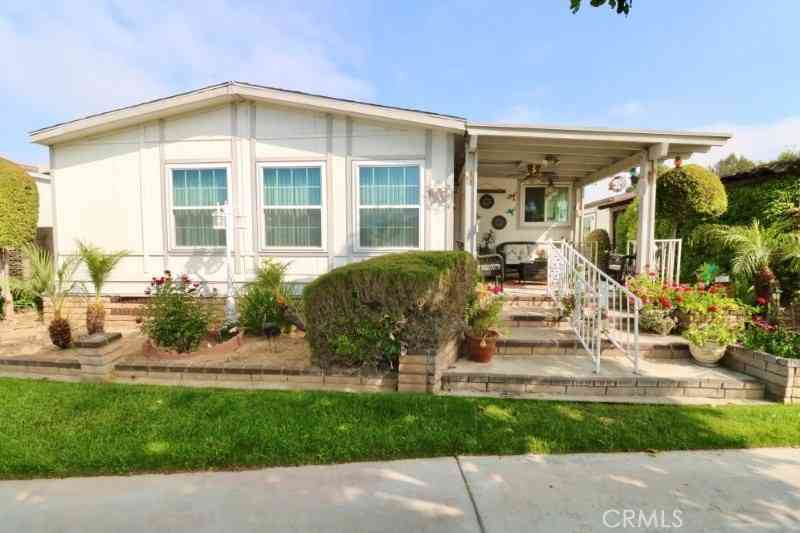 Mobile Home For Sale - 1346 Clear Lake Place #70<br/> Brea, CA 92821