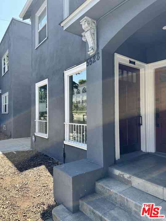 Condo For Rent - 5528 Franklin Avenue<br/> Los Angeles, CA 90027