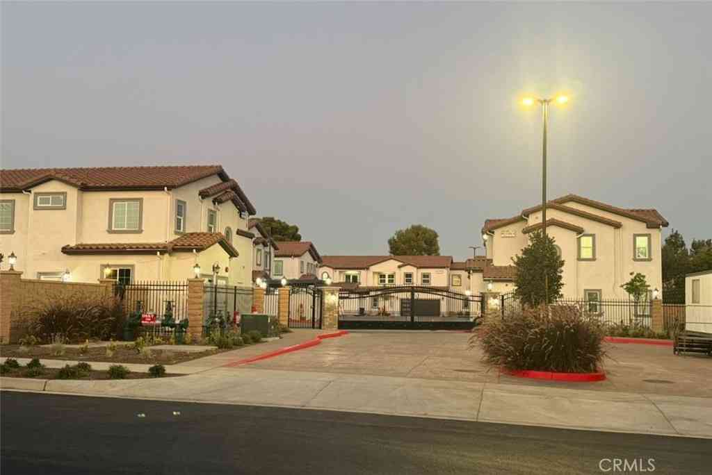 Townhouse For Rent - 15909 Merrill #24<br/> San Bernardino, CA 92335