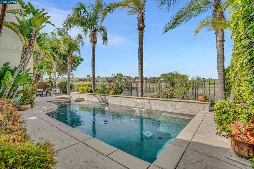 Homes For Sale - 389 Roundhill Dr<br/> Brentwood, CA 94513
