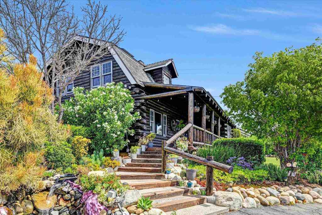 Homes For Sale - 3127 Alta Vista Drive<br/> Fallbrook, CA 92028