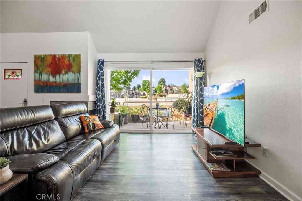 Condo For Sale - 25712 Le Parc #20<br/> Lake Forest, CA 92630
