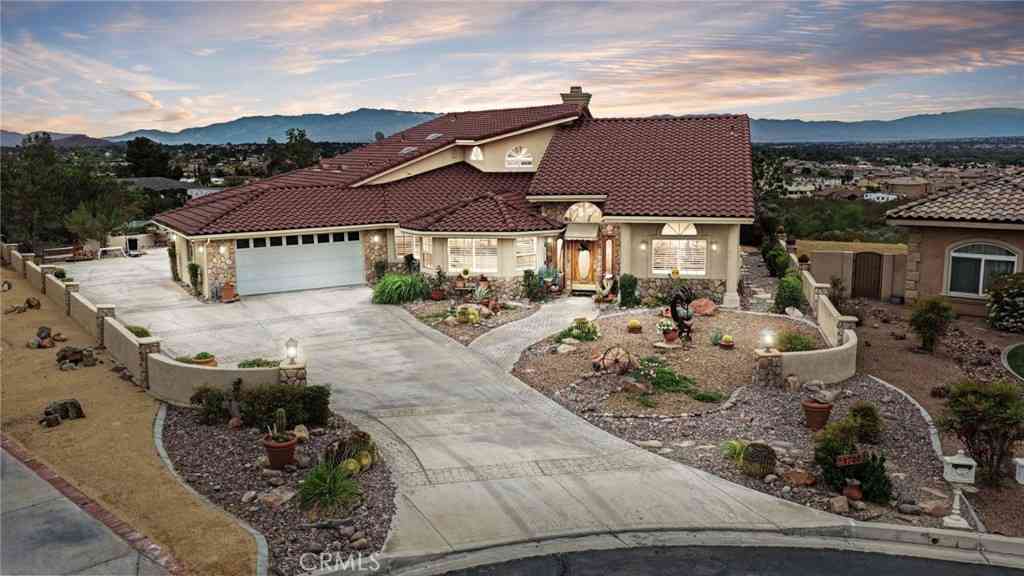Homes For Sale - 17662 Ridge View Court<br/> Apple Valley, CA 92307