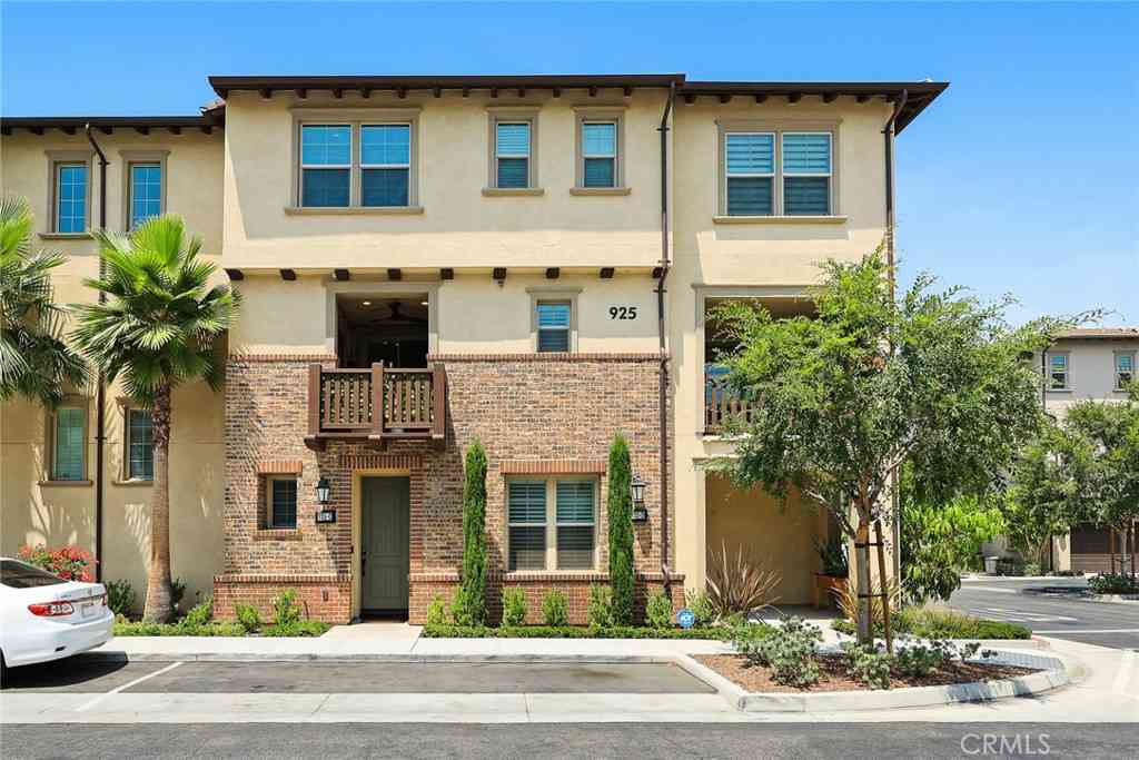 Condo For Rent - 925 Clementine Court #C<br/> Azusa, CA 91702
