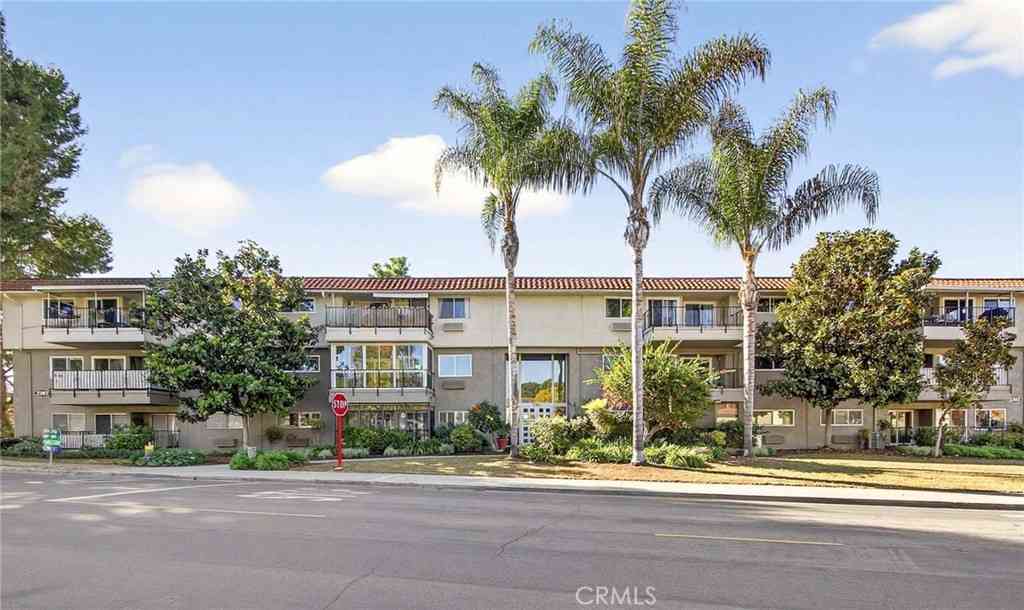 Condo For Sale - 2393 W Via Mariposa #2B<br/> Laguna Woods, CA 92637