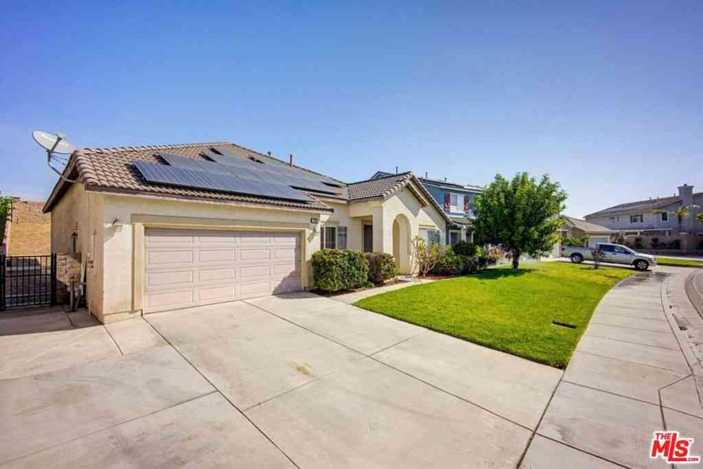 Homes For Sale - 11962 Silver Loop<br/> Jurupa Valley, CA 91752
