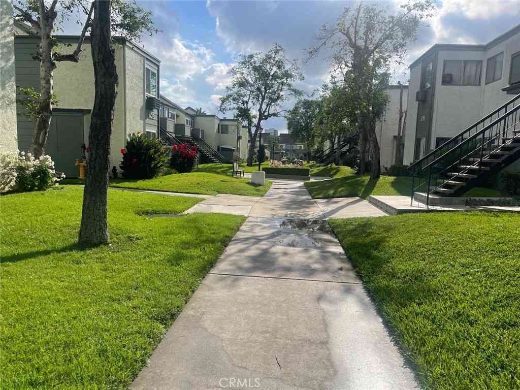 Condo For Sale - 619 Bristol #17<br/> Santa Ana, CA 92703