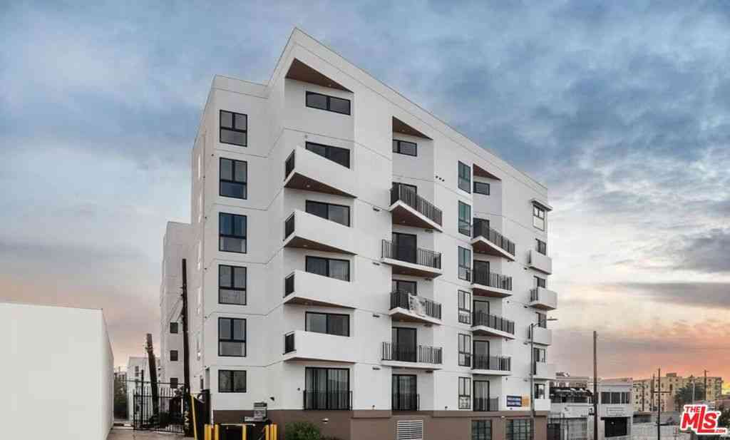 Condo For Rent - 825 S Coronado Street #404<br/> Los Angeles, CA 90057