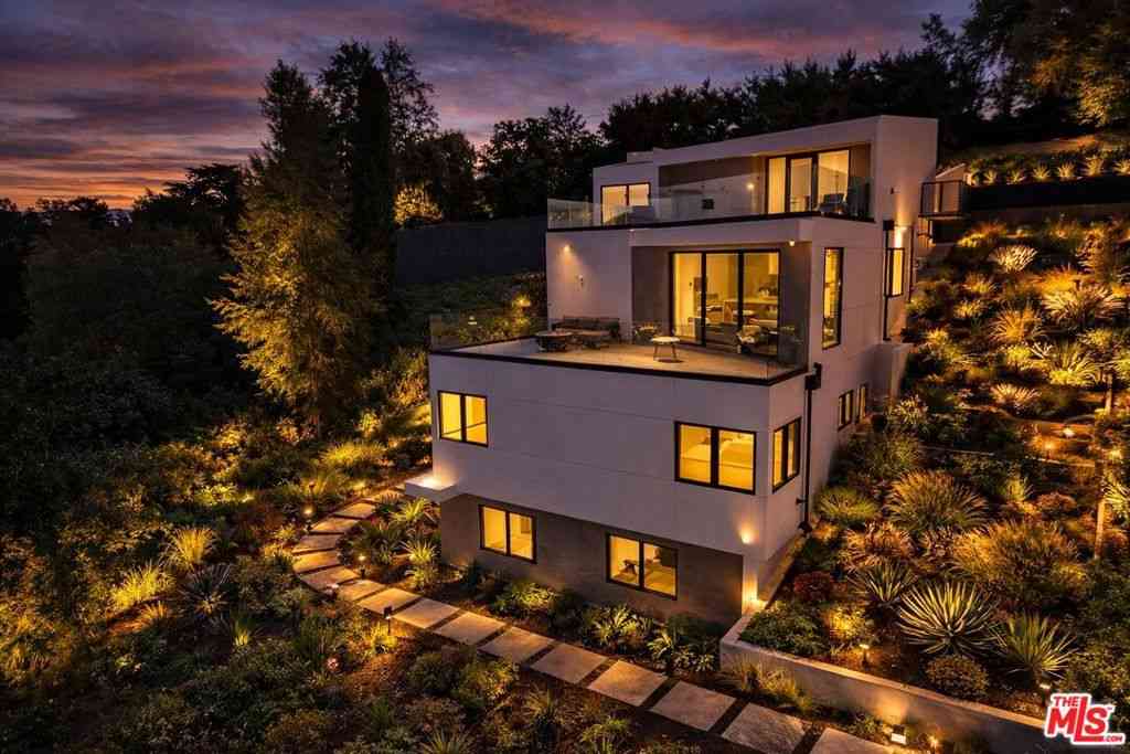 Homes For Sale - 5130 Medina Road<br/> Woodland Hills, CA 91364