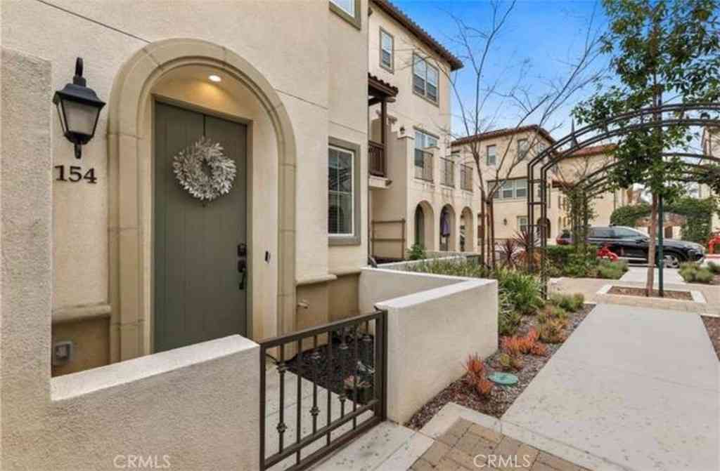 Townhouse For Sale - 154 Hass Ln<br/> La Habra, CA 90631