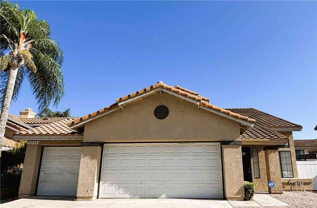 Homes For Sale - 2958 Hampshire<br/> Corona, CA 92879