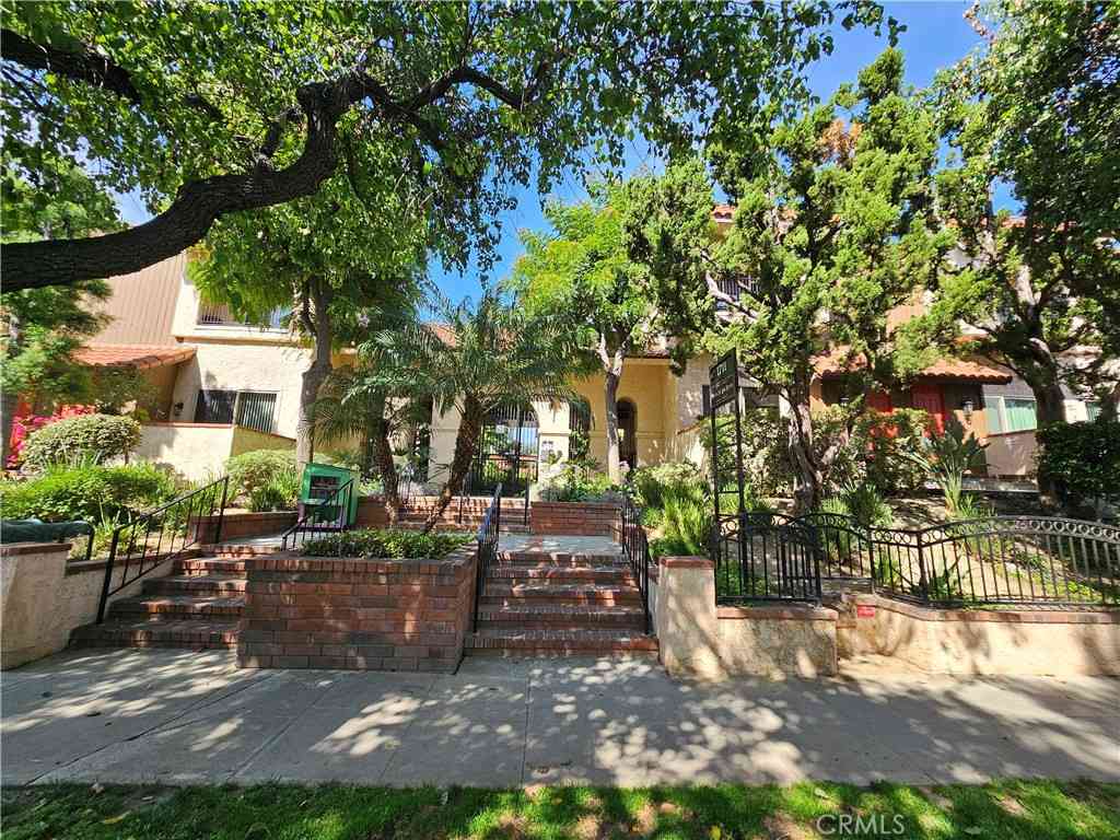 Townhouse For Sale - 1711 Grismer Avenue #52<br/> Burbank, CA 91504