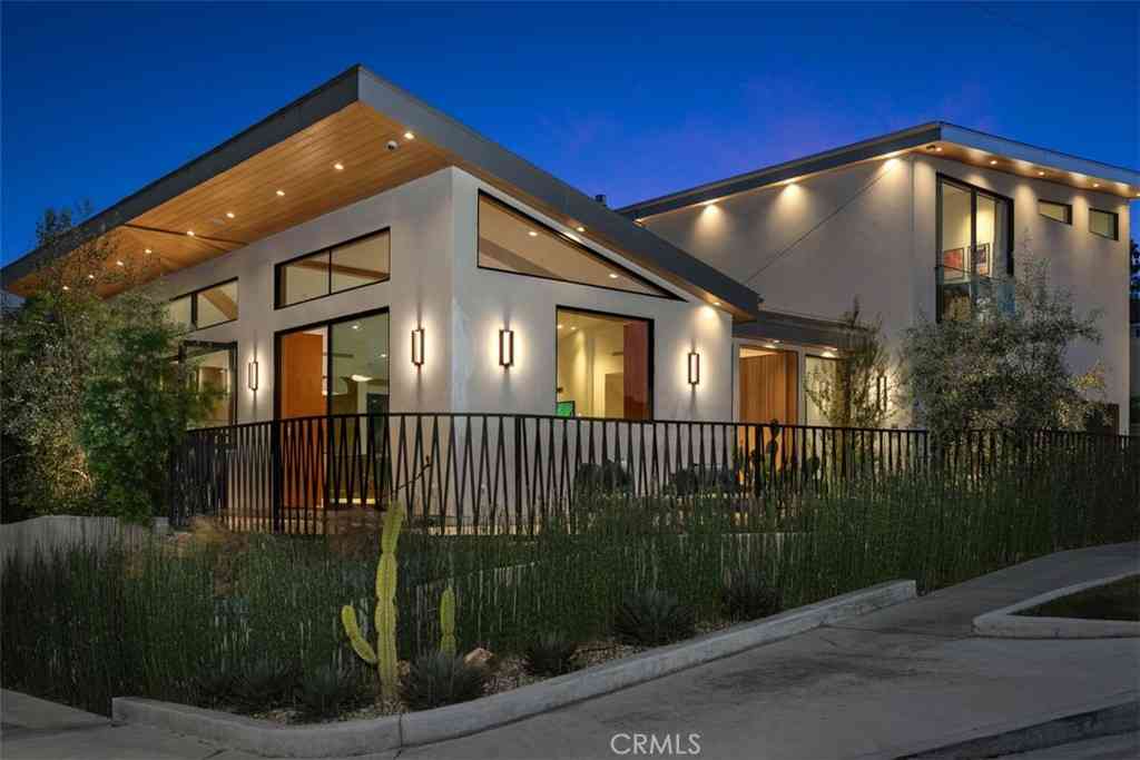 Homes For Sale - 2398 Redlands Drive<br/> Newport Beach, CA 92660
