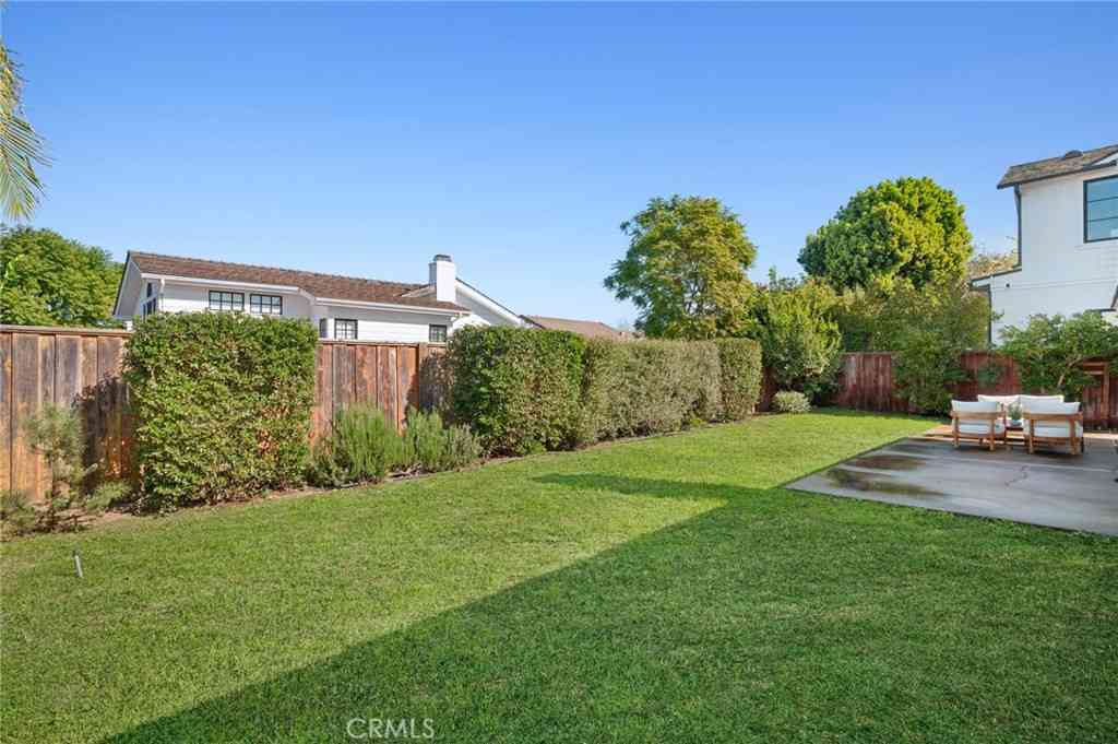 Homes For Sale - 2030 Port Weybridge<br/> Newport Beach, CA 92660