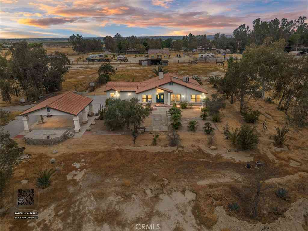 Homes For Sale - 5504 E White Lane<br/> Bakersfield, CA 93307
