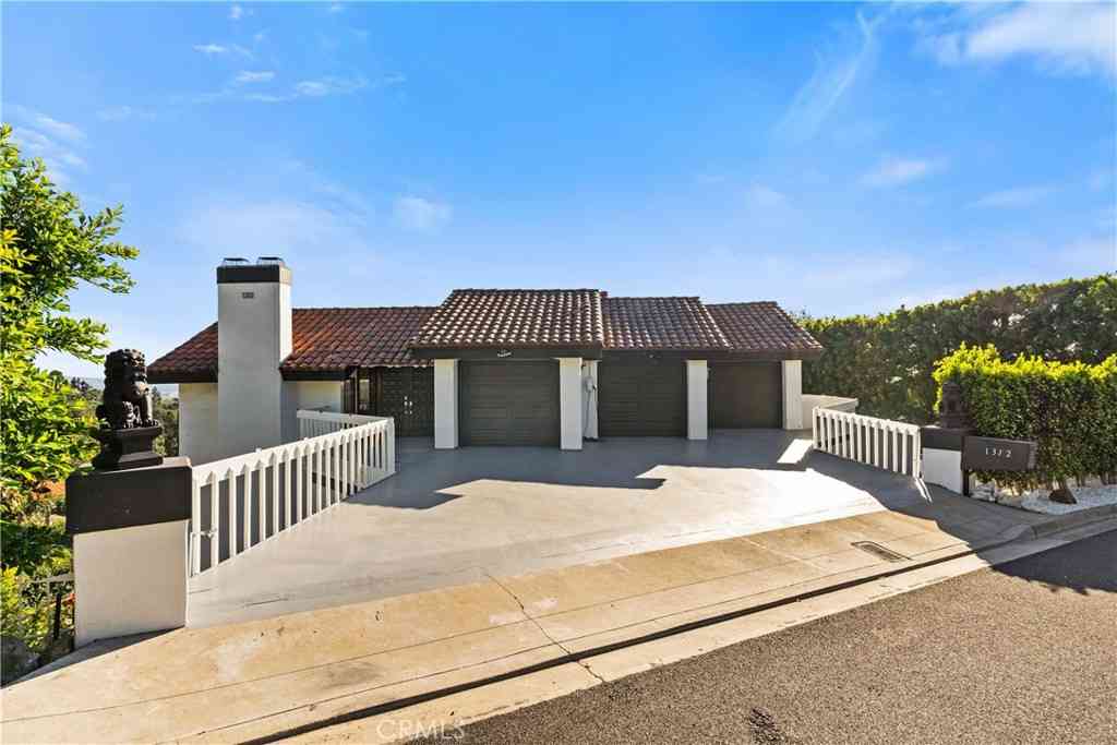 Homes For Sale - 1312 Peacock Hill<br/> North Tustin, CA 92705