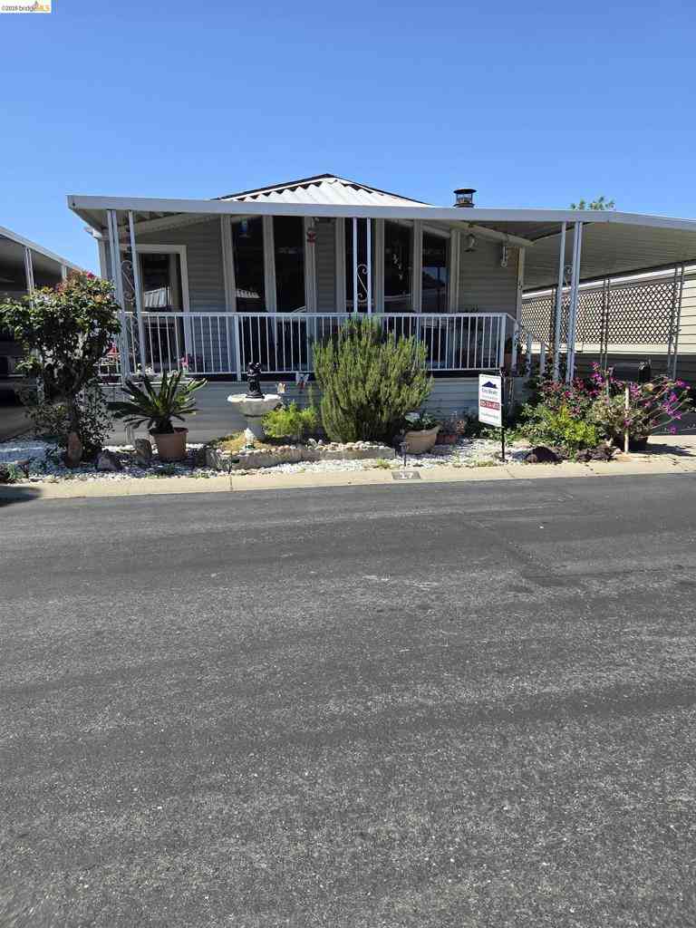 Mobile Home For Sale - 17 Bradley Lane<br/> Antioch, CA 94509