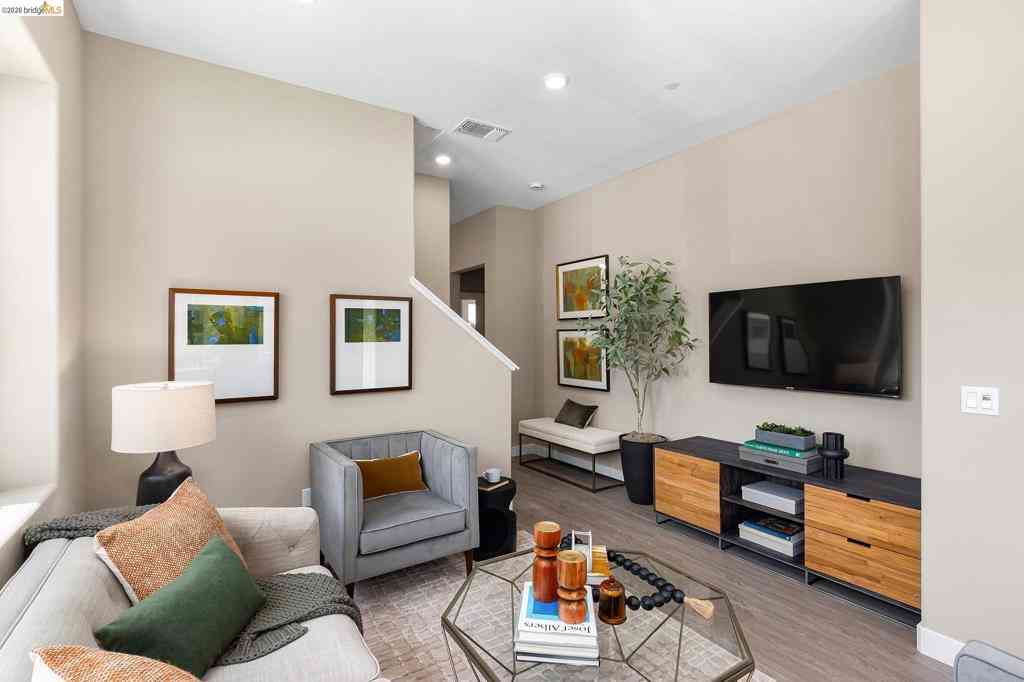 Townhouse For Sale - 28924 Parkridge Loop #103<br/> Hayward, CA 94544