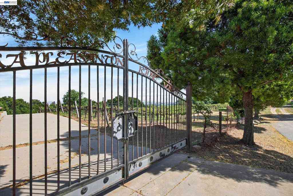 Homes For Sale - 9500 Santos Ranch Rd<br/> Pleasanton, CA 94588