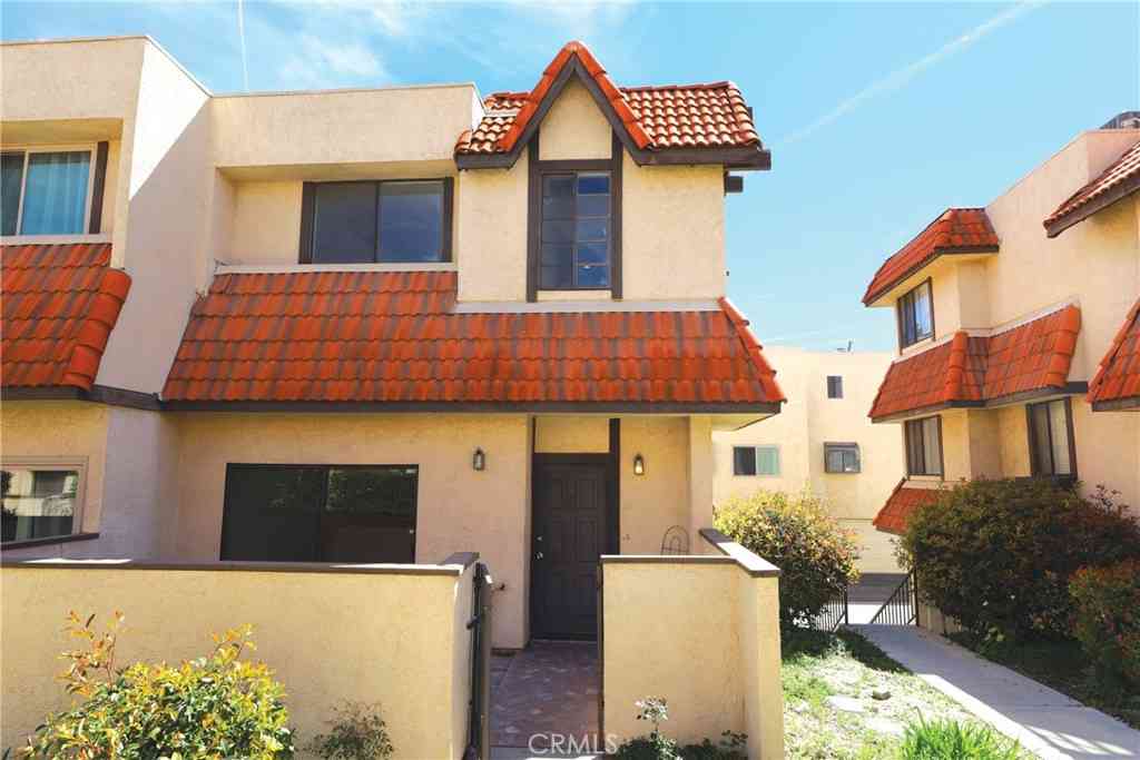 Homes For Sale - 27623 Nugget Dr #4 Drive #4<br/> Canyon Country, CA 91387