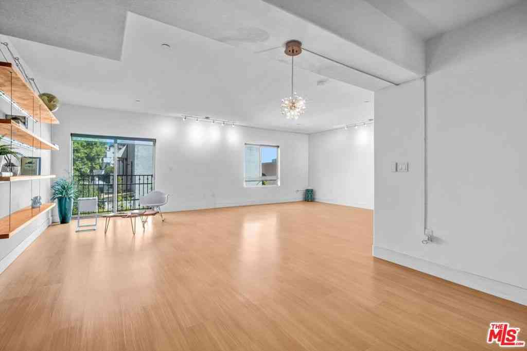 Condo For Sale - 5232 Satsuma Avenue #202<br/> North Hollywood, CA 91601