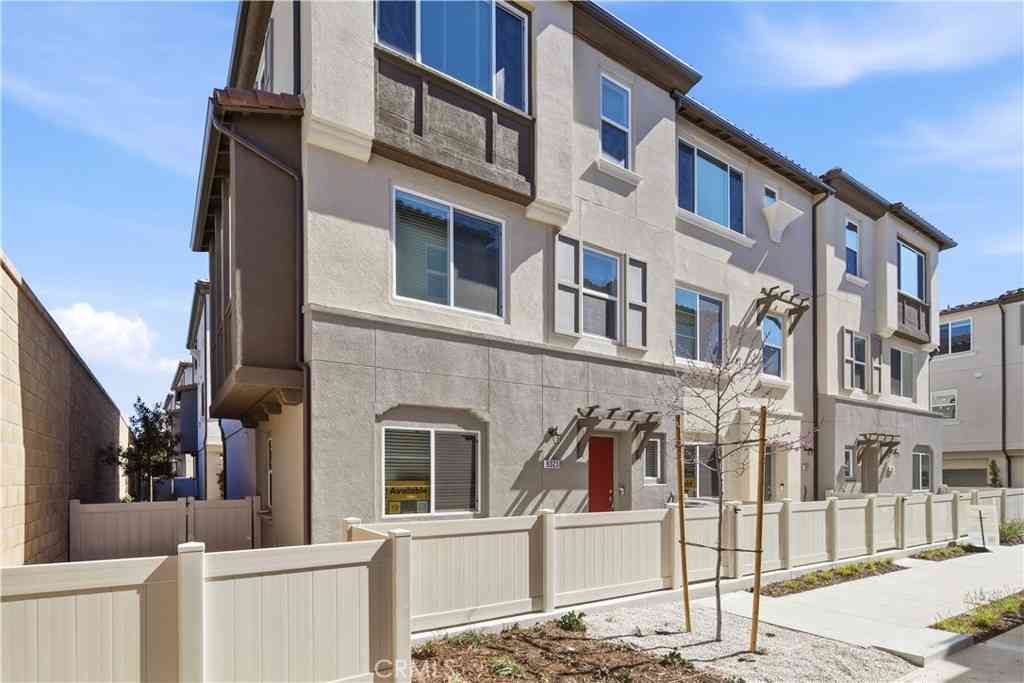 Townhouse For Sale - 9323 Via Azul<br/> Pico Rivera, CA 90660