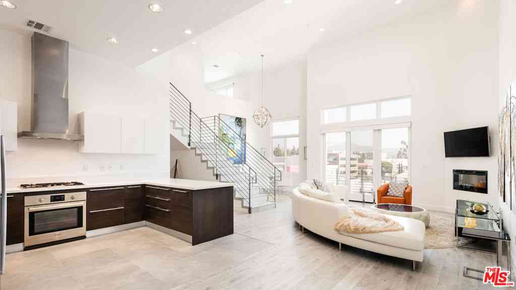 Condo For Rent - 118 S Kenwood Street #506<br/> Glendale, CA 91205