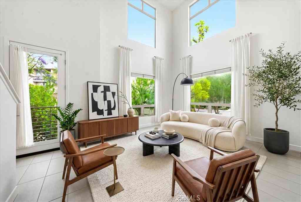 Townhouse For Sale - 27 Soho<br/> Irvine, CA 92612