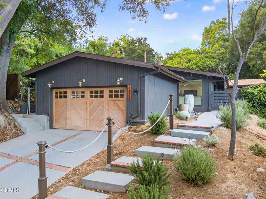 Homes For Sale - 22261 Ybarra Road<br/> Woodland Hills, CA 91364