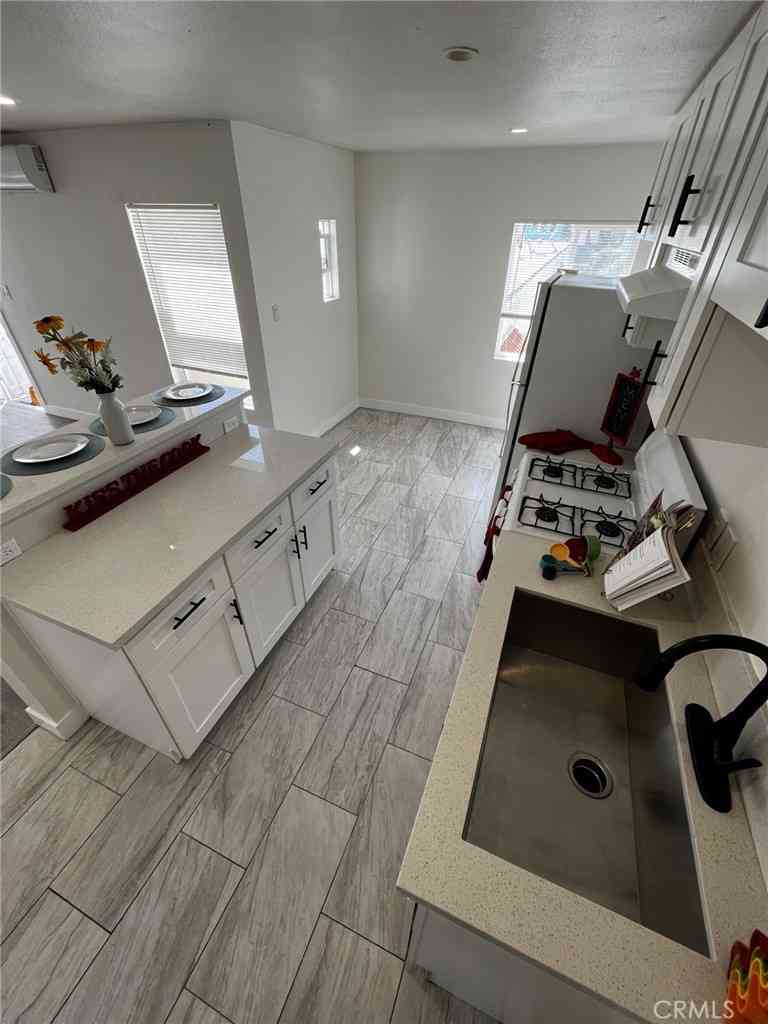 Apartment For Rent - 4518 S Normandie Avenue #3/4<br/> Los Angeles, CA 90037